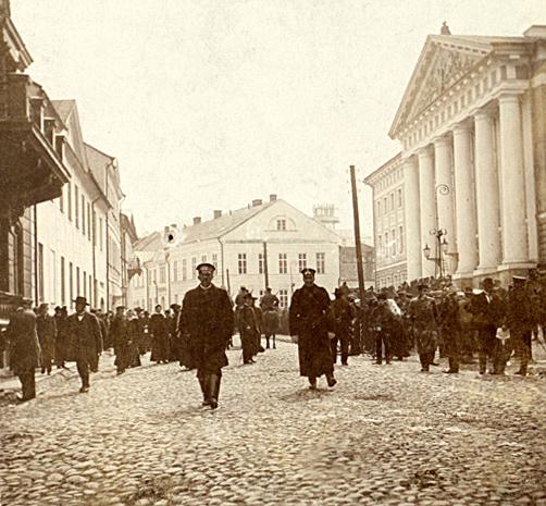 File:1905 a revolutsioon Tartu Ülikooli ees.jpg